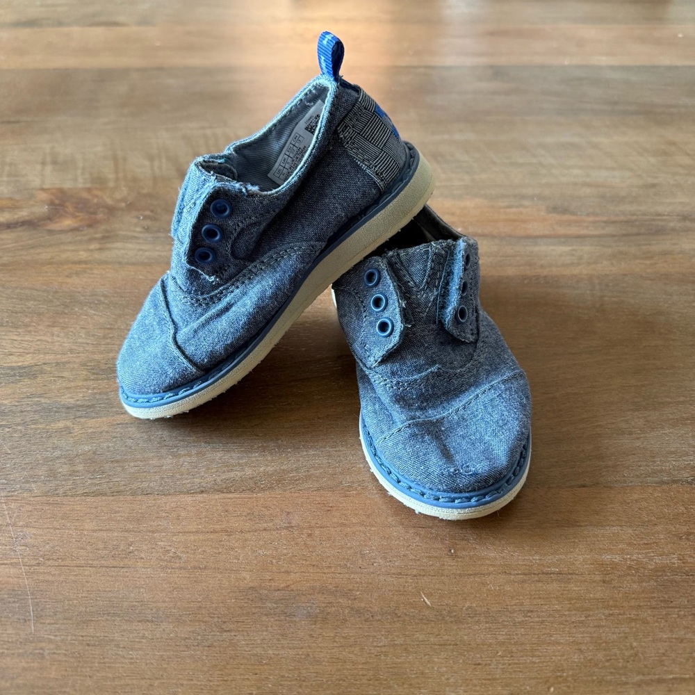 💥2/$20 Toms Dressy Sneakers with Canvas Fabric